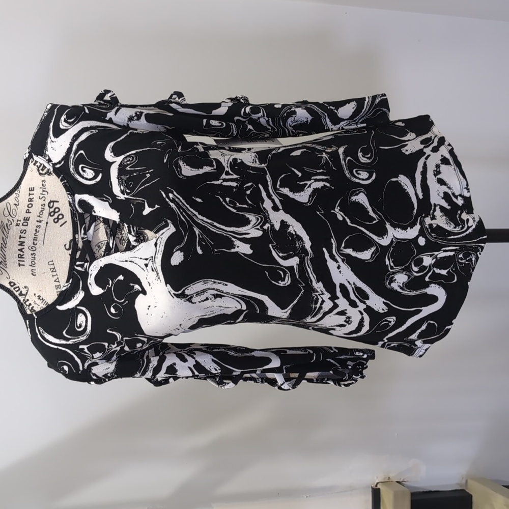 BOLD ELEMENTS | Women's Black/White Swirl Stretchy 3/4 Length  Sleeve Top